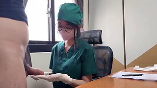 The nurse lady is inserted into the vagina and anal sex by the patient and cums out of the vagina, and the blowjob eats the semen