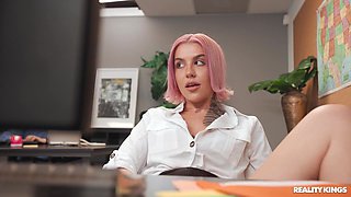 Office Intern Fucks Before Meeting