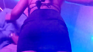 I seduce a man dancing without underwear, he can't resist and fucks me no matter what they saw us