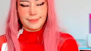 Very hot amateur thai teen girl toying her pussy on cam