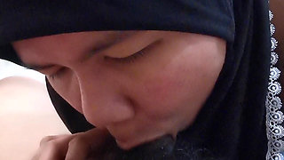 Muslim woman begs for rice in exchange for her