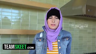 Arab slut with hijab milks for her bf and then gets on her knees & gulps his manhood