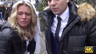 Debt4k. esposa cachonda engaña a su marido por dinero en efectivo delante de él