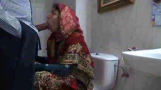 Kurdish Granny Blowjob: Mature MILF Sucks African Immigrant's Cock Till Cum in Mouth