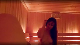 Un mec me baise dans le sauna