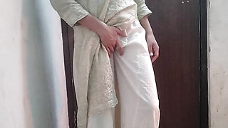 Step daughter ko ghar me band kar ke pel diya