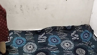 Desi aunty ko saman dene ke bahane pel diya