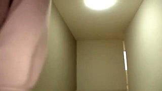 キュートな童顔ミニスカ美女が新居に感動してはしゃぎまくりパンチラしまくりで萌え～