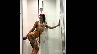 Cam girl uses her parents bathroom for fucking her dildo