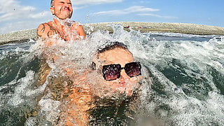 Wild Outdoor Extreme?! Amateur Wave Fuck Orgasm in the Middle of the Sea!