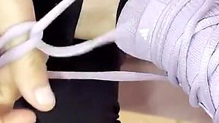 Una Mujer Despues Del Gym Se Calienta Tocando Pies Sudorosos