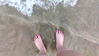 Putarankahotmilf Teasing Piss Secret on Beach - Big Ass Flashing Pussy Close Up