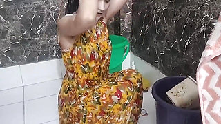 Mother in law ko nahate hue dekh liya mari chut