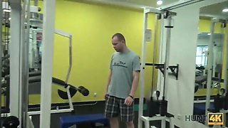 Hunt4k. poor boy lets his gf Linda Sweet screw