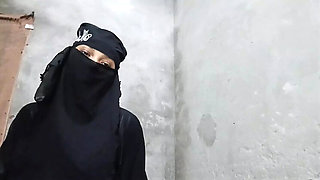 Muslim Stepmom Shivani Caught Giving Blowjob and Fucking Doggy Style in Hindi Urdu