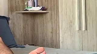 MILF Ruiva Seduz Gamer Fumante Com Sainha Curta E Lanche Da Tarde