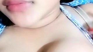 Slutty amateur flashing her big boobs in the backseat
