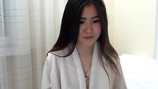 Sexy korean girl squirts on cam