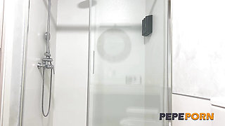Fucked and squirted in the shower. Elektra Red knows how to have fun