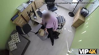 Vip4k. blondes fraulein hat xxx fur bargeld mit hubschen kredit-agent