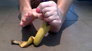 Amateur Foot Fetish Girlfriend Sucks and gives a Footjob