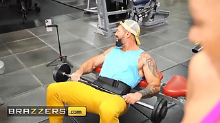 Gymfluencer elana is doing her thing when she notices joey ogling her via her workout - brazzers
