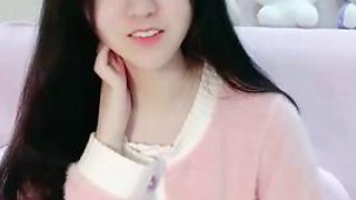 The sweet girl next door! A rare temptation to be large! White and tender breasts with hairy pink pussy, spread your legs and spread them apart, close-up of your butt, tender pussy to be developed in China Live