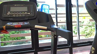 Asked gymbro to make her a protein shake after a hard workou session