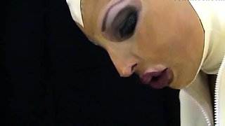 Young blonde fingers and toys her pussy on web cam