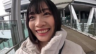 童顔美女がプールでオッパイ舐められ、お部屋戻ってパンティにシミ出来る濃密エッチ