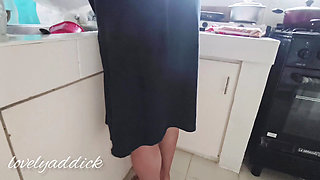 sneaking housemaid no panty washing dishes. binusohan ang yaya na walang panty sa kitchen.