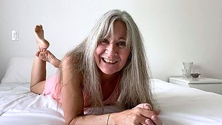 Amateur mature milf giving a handjob lesson