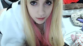 Amateur Webcam Cute Teen Plays Solo with Big Dildo