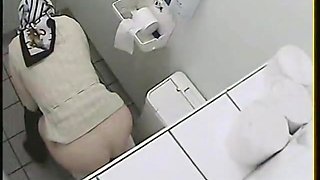 Having no idea amateur bitch with big ass pissing in the toilet
