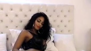 Babe With Big Boobs Masturbates