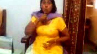 Indian sex video of an Indian aunty showing her big boobs