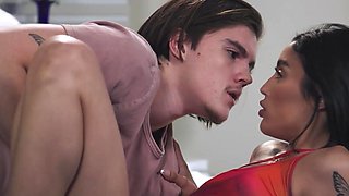 Vanessa Sky is going to take her stepbrother on sexually