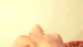 Blond skandinavisk hustru onanerer alene