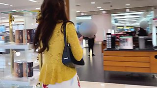 Teen makes herself squirt with vibrator in Public