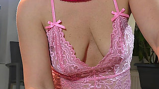 Natascha Blond Special Hand Massage