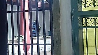 Me Follo a La Esposa De Mi Mejor Amigo Al Aire Libre En El Patio Trasero