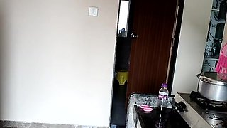 DESI BHABHI IN SAREE SULTRY - Housewives