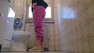 Real Farts in Fancy Restaurant Bathroom 4K