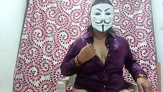 Desi aunty showing down no pante enjoy the day