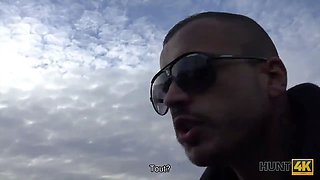 Hunt4k. a la pelirroja le gusta dar sexo por dinero frente a su novio