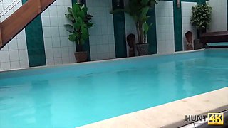 Hunt4k. sexabenteuer im privaten swimmingpool