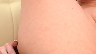 Juicy booty babe Jennifer White gives JOI after first date