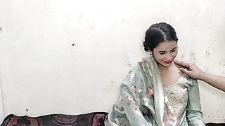 Desi ko saman dene ke bahane jabar dasti pela