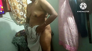 Hot wife ofter both sowing big bobs and faking