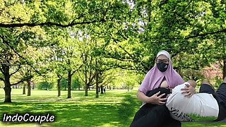 Rekaman seks pasutri indo lagi asik nyepong kontol pasangan berhijab di taman umum